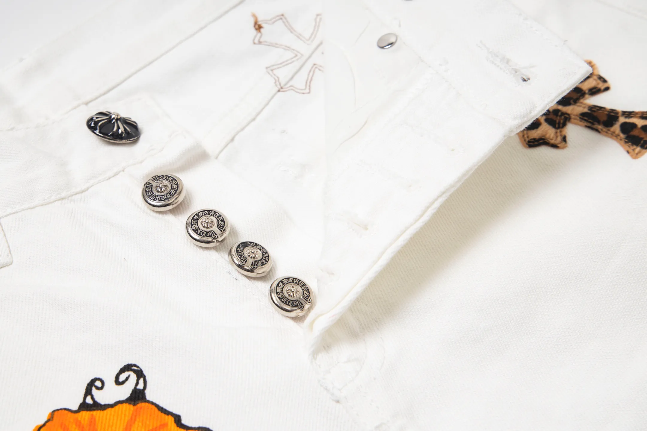 P220 Chrome Hearts｜CH Chrome Hearts 25SS high street jeans with leopard print and vintage graffiti paintings. Chrome Hearts are the most popular pants in color. Made of beaded canvas fabric, heavy washing makes the upper body of the fabric more textured and the pants are tall and straight! The three-dimensional cutting of the whole trousers is a masterpiece! The hardware is customized by zp. The beaded canvas fabric is thick and soft after being washed. It has good breathability. Customized small leather label. Unique design. The details are simple and elegant, and the workmanship is exquisite. The whole trousers are neatly routed and the details are in place! It’s so cool that both men and women can easily control the genderless trend! Style number: 1720# Color: White Size: 28 30 32 34 36